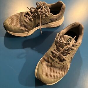 Men’s Nike V.2.0 Sneakers, size 9, grey … like new. Ready for back to school.